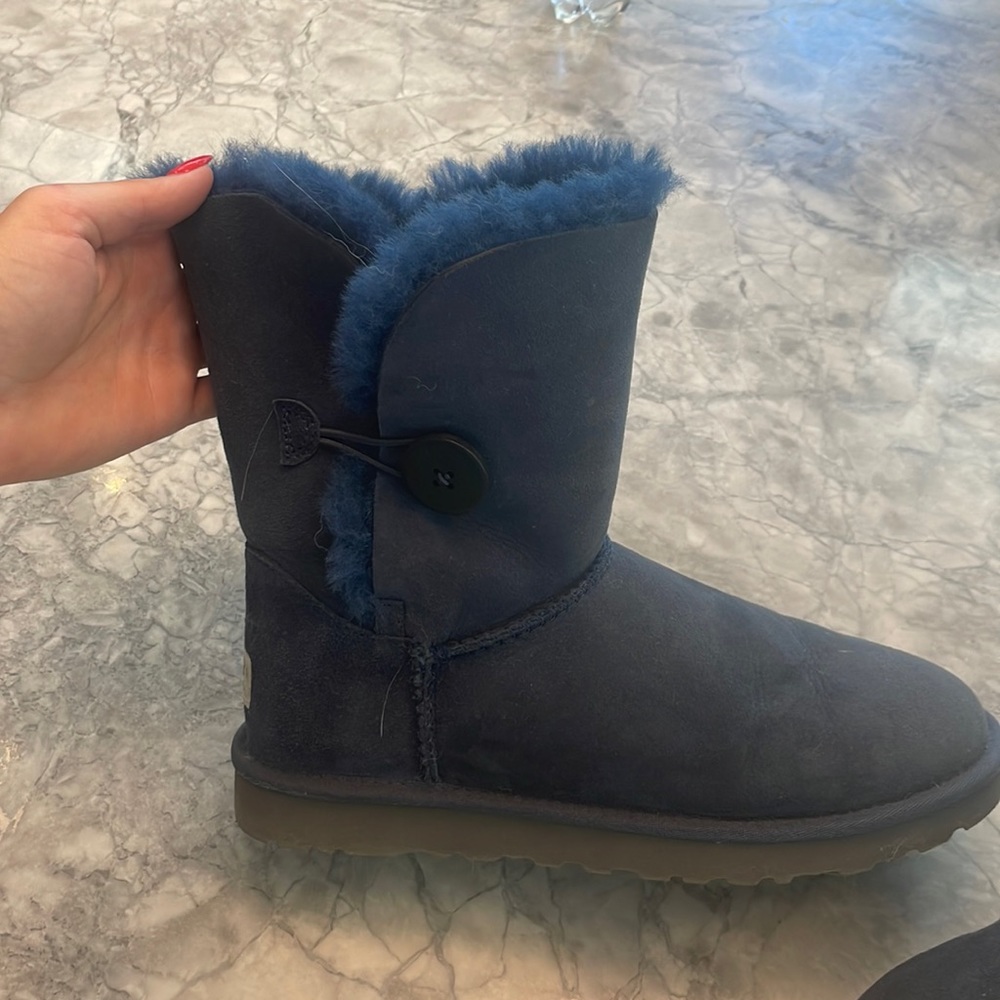 UGGS women's 9 or men's 7.5 Never been worn navy blue UGGS. Short